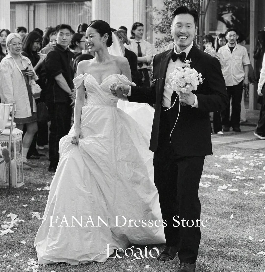 FANAN Off the Shoulder Korea White Corset Wedding Dresses 웨딩드레스 Short Sleeves Taffeta Customized Pretty Bride Gowns Plus Size
FANAN Off the Shoulder Korea White Corset Wedding Dresses 웨딩드레스 Short Sleeves Taffeta Customized Pretty Bride Gowns Plus Size