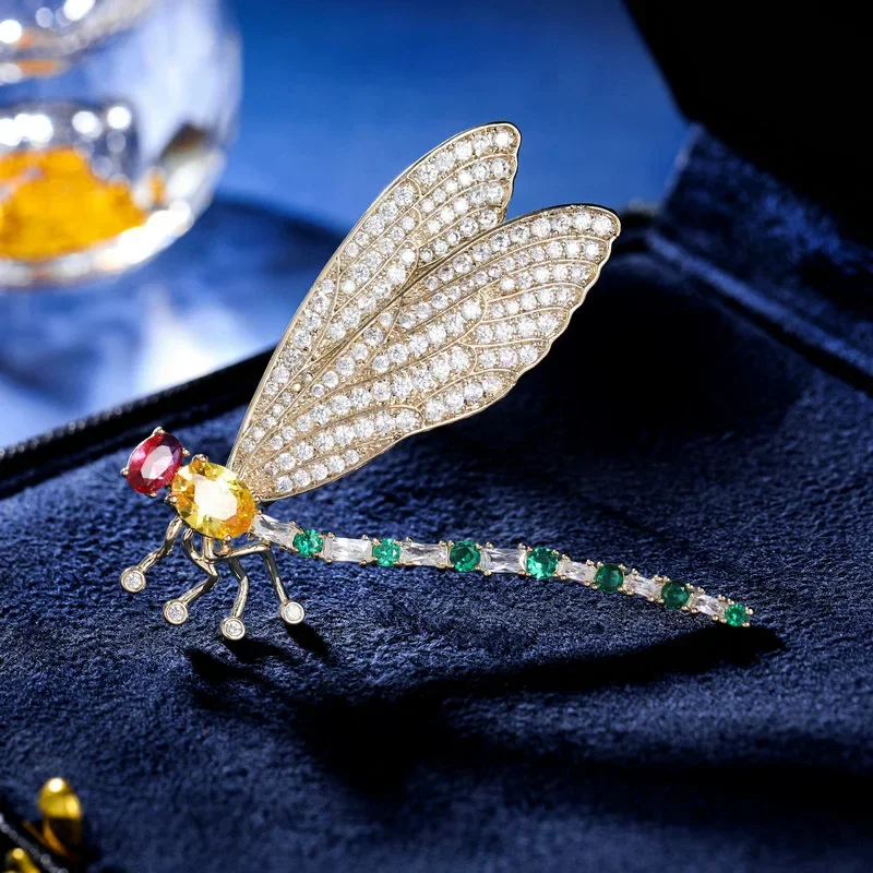 102The sweater, coat, overcoat and accessories are all adorned with zirconium, featuring a lively dragonfly chest
102The sweater, coat, overcoat and accessories are all adorned with zirconium, featuring a lively dragonfly chest