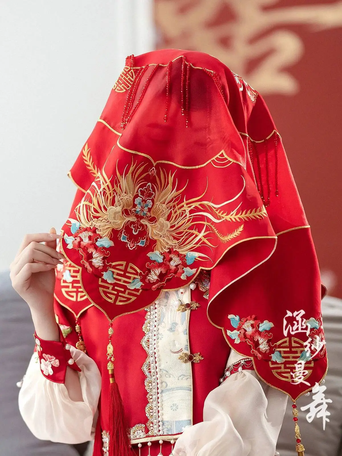 Red Veil For Bride, Semi-transparent Mesh, Chinese-style Embroidered Tassel Veil, Red Headscarf
Red Veil For Bride, Semi-transparent Mesh, Chinese-style Embroidered Tassel Veil, Red Headscarf