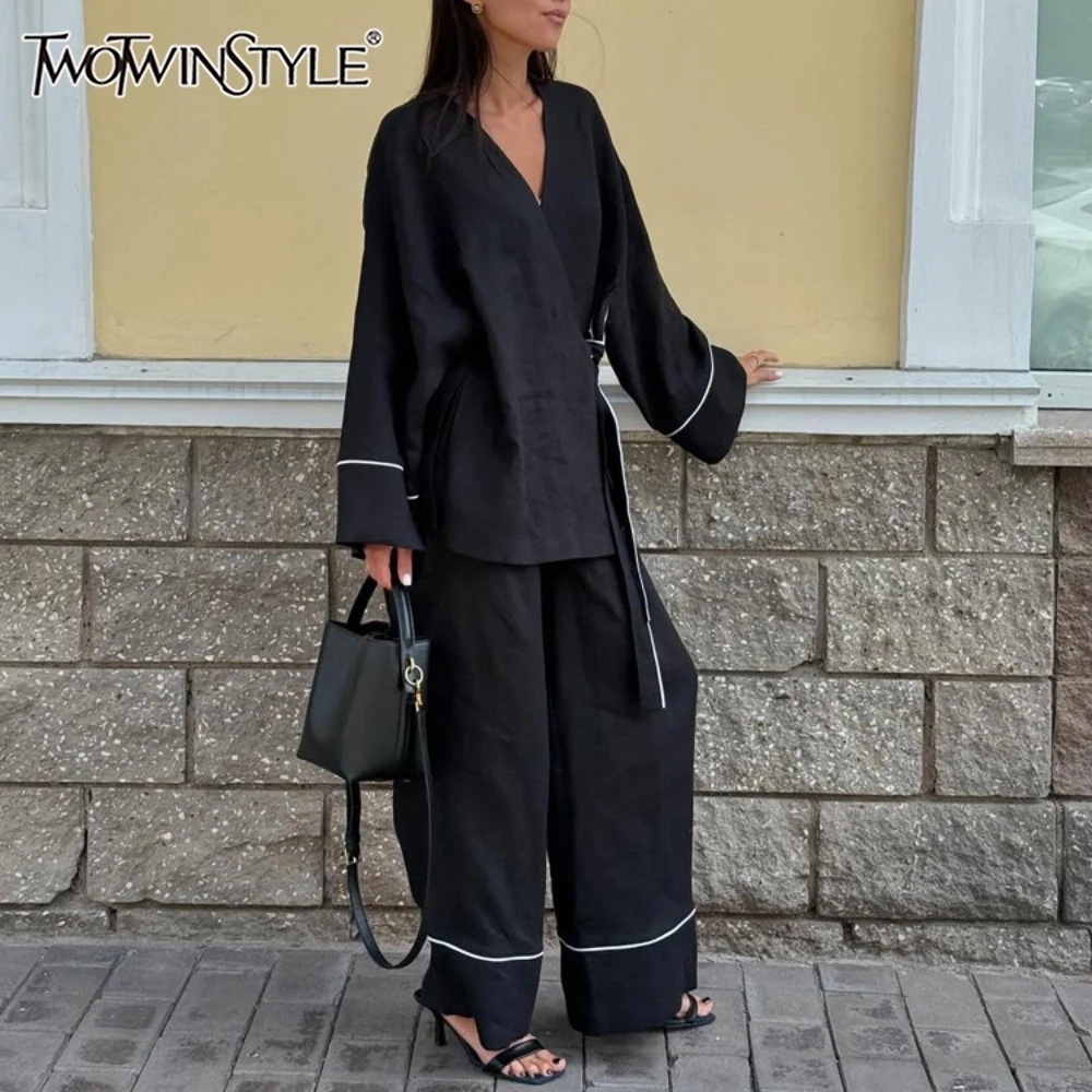 TWOTWINSTYLE Black Spliced Lace Up Two Piece Set Female V Neck Long Sleeve Top Casual Commute Women's Trousers Sets Fashion New
TWOTWINSTYLE Black Spliced Lace Up Two Piece Set Female V Neck Long Sleeve Top Casual Commute Women's Trousers Sets Fashion New