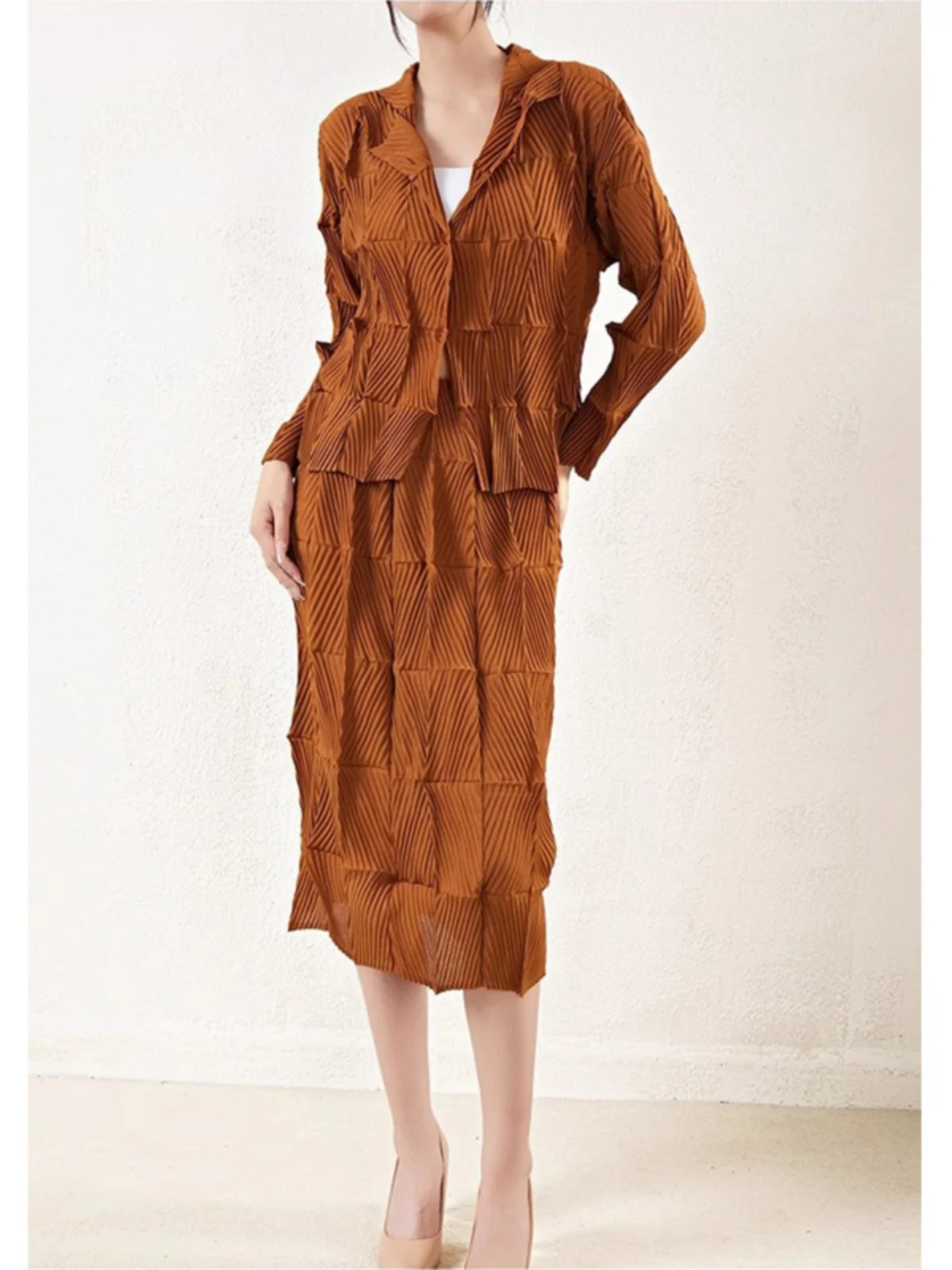 Spring 2025 Three Pieces Set Fashionable Pleated Two-Piece Suite Anti-Aging Slimming Unique Design Sensation Half Skirt Ensemble
Spring 2025 Three Pieces Set Fashionable Pleated Two-Piece Suite Anti-Aging Slimming Unique Design Sensation Half Skirt Ensemble