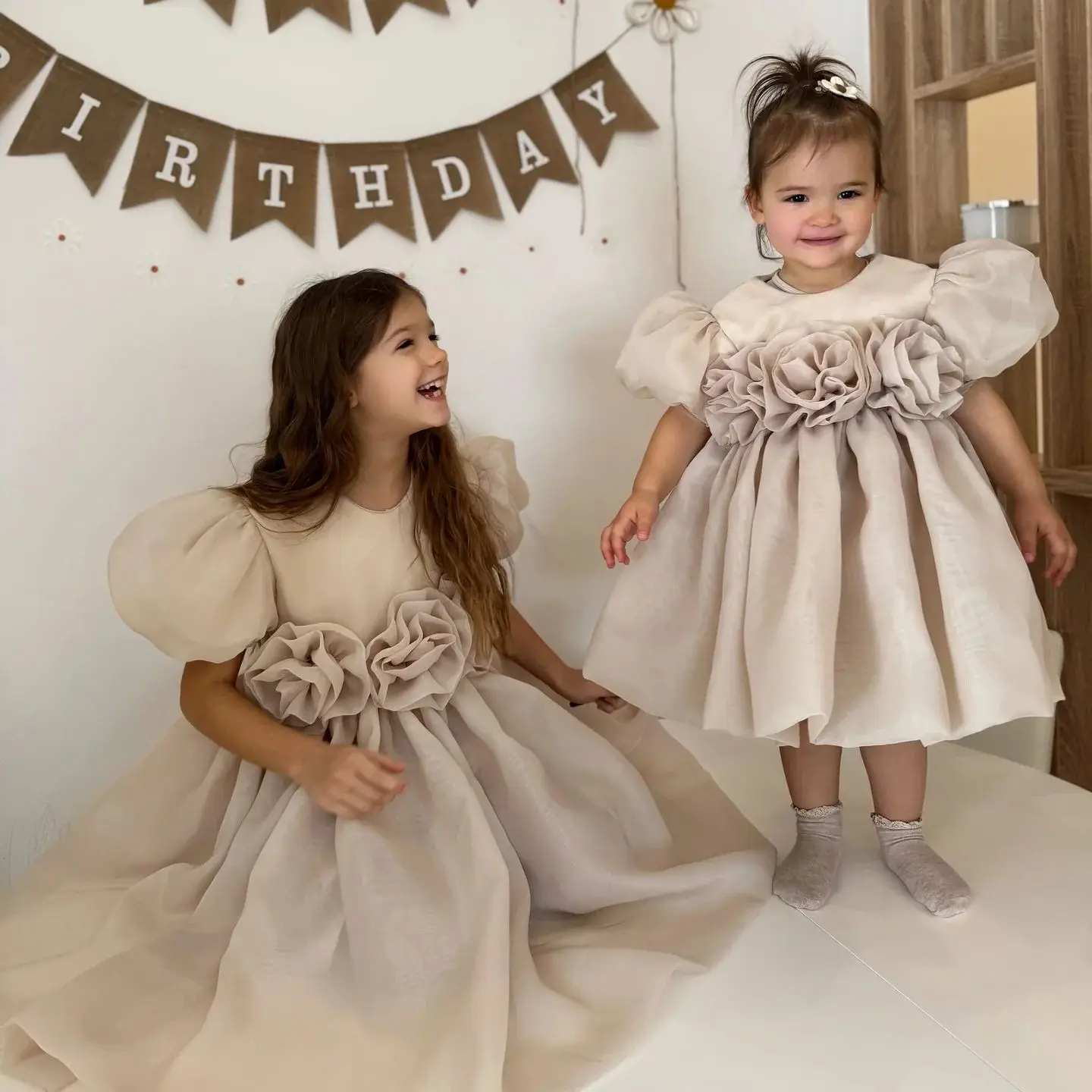 Beige Flower Girls Dresses for Wedding Hand Made Floral Knee Length Short Kids Pageant Princess Birthday Gowns Party Dress
Beige Flower Girls Dresses for Wedding Hand Made Floral Knee Length Short Kids Pageant Princess Birthday Gowns Party Dress