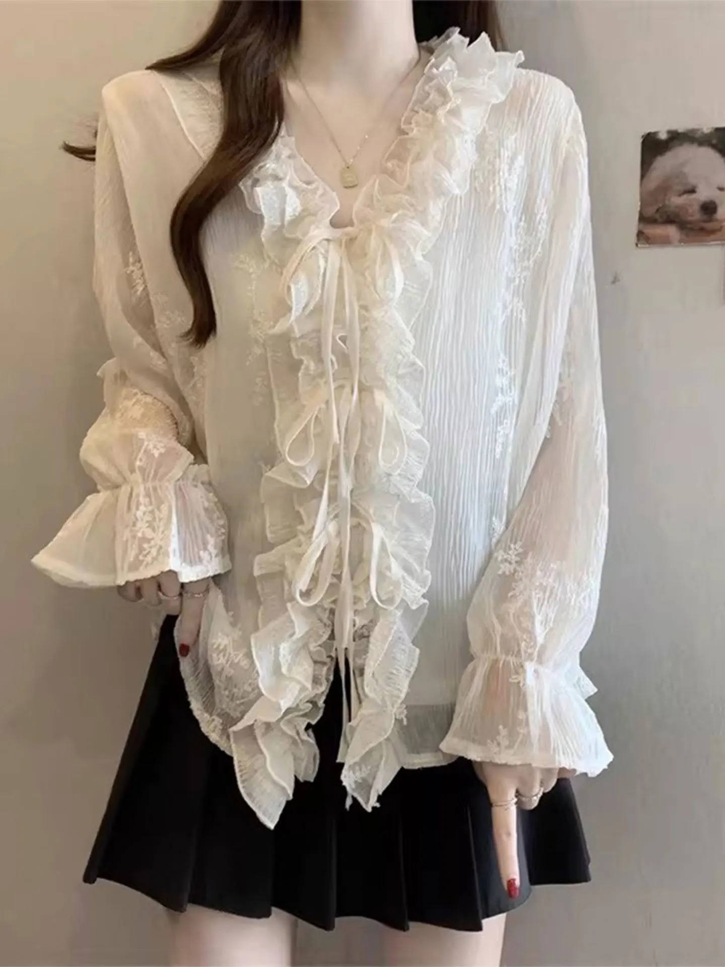 Женская блузка больших размеров с длинными рукавами, кружевной вышивкой, V-образным вырезом и рукавами-колокол, повседневная, для ранней весны, модная.
Женская блузка больших размеров с длинными рукавами, кружевной вышивкой, V-образным вырезом и рукавами-колокол, повседневная, для ранней весны, модная.