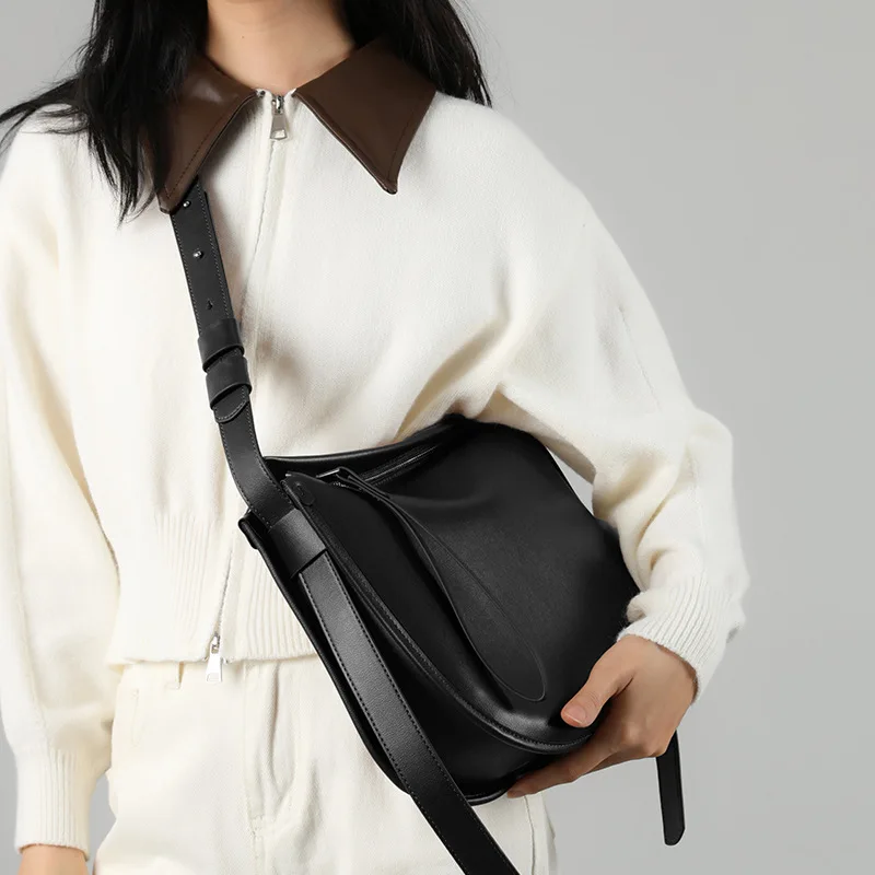 Genuine Leather Large Capacity Shoulder Bag, New Style Women's Commuter Tote Bag, Fashionable and Versatile Messenger Handbag
Genuine Leather Large Capacity Shoulder Bag, New Style Women's Commuter Tote Bag, Fashionable and Versatile Messenger Handbag