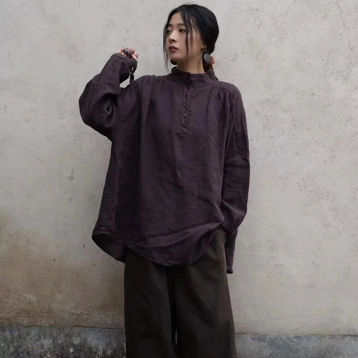 PengPeng Home Новая осенняя льняная рубашка с воротником-стойкой, свободного кроя, с длинным рукавом, женская, модная, художественная, дышащая, приятная к телу.
PengPeng Home Новая осенняя льняная рубашка с воротником-стойкой, свободного кроя, с длинным рукавом, женская, модная, художественная, дышащая, приятная к телу.