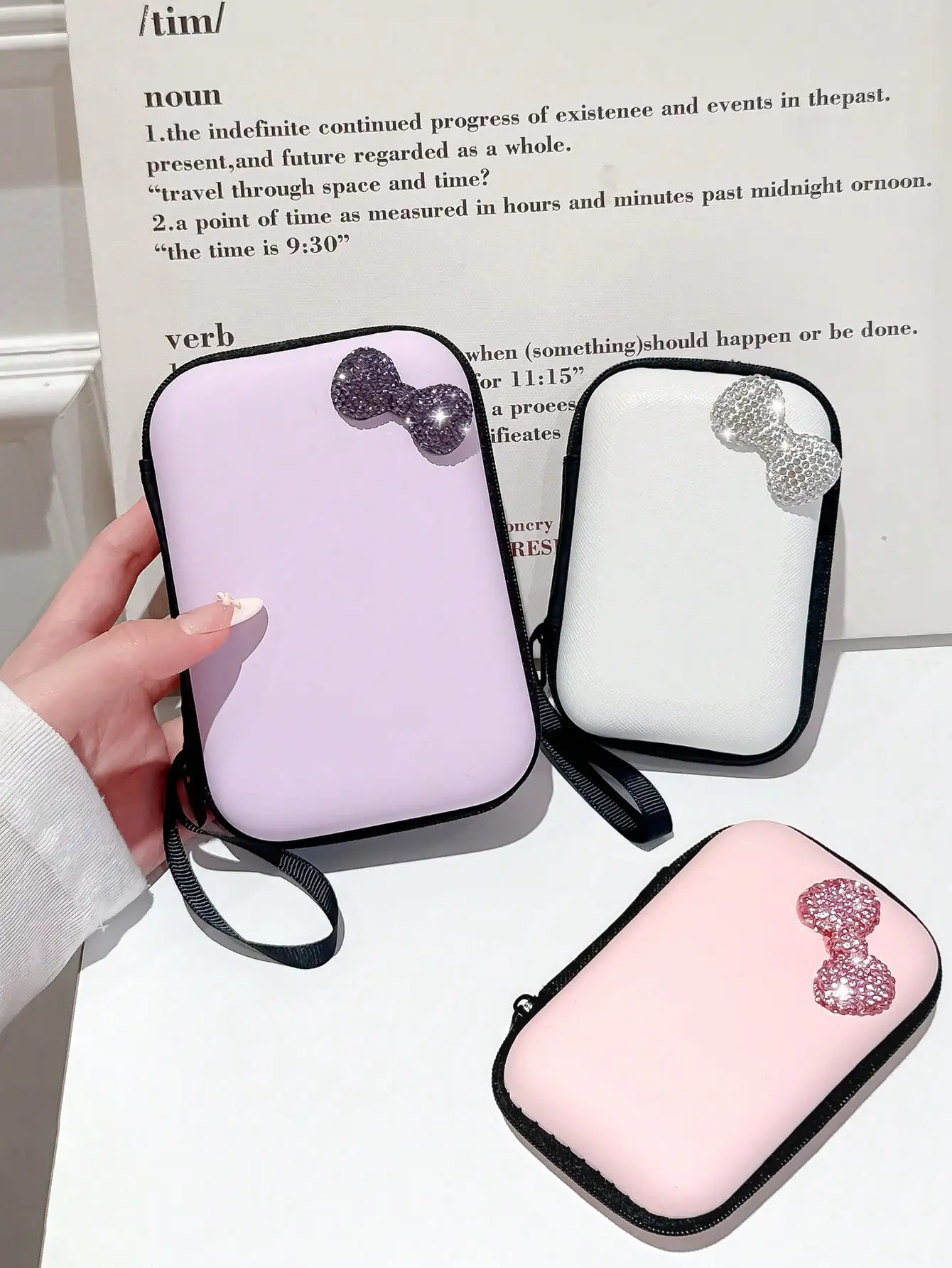 Shiny Rhinestone Bow Solid Color Large Capacity Data Cable Storage Bag, Suitable For Bluetooth Earphones, Wired Earphones, Charg
Shiny Rhinestone Bow Solid Color Large Capacity Data Cable Storage Bag, Suitable For Bluetooth Earphones, Wired Earphones, Charg