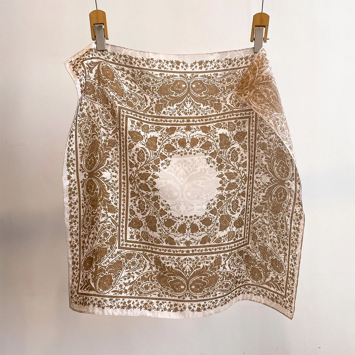 Designer Paisley Print Silk Scarf Women Square 68cm Luxury Floral Neck Scarf Head Scarf Hijab Bandana Foulard Shawl Wrap Poncho
Designer Paisley Print Silk Scarf Women Square 68cm Luxury Floral Neck Scarf Head Scarf Hijab Bandana Foulard Shawl Wrap Poncho