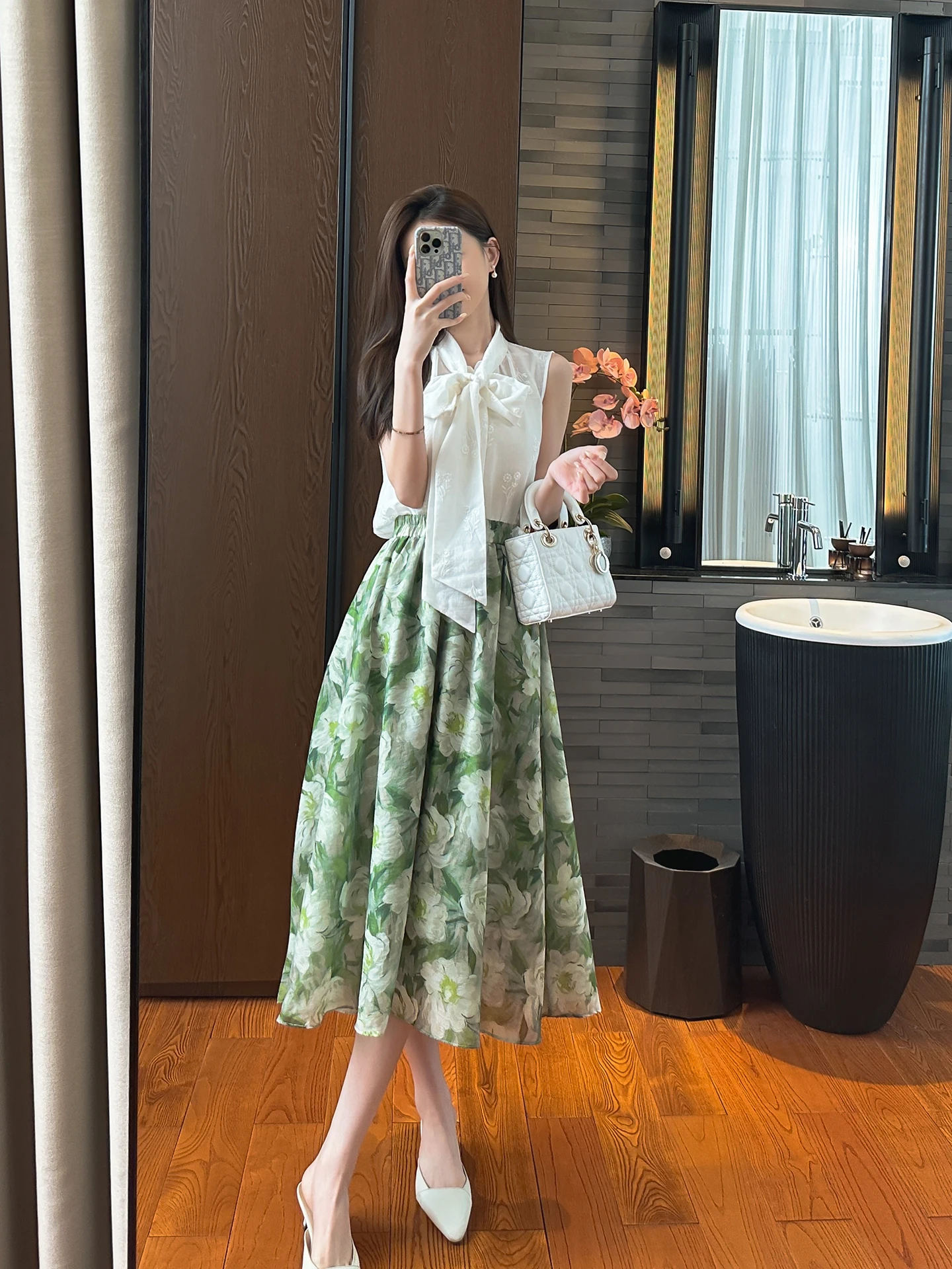 Белый топ с узлом и цветочным принтом, модная дышащая женская рабочая одежда, летний повседневный наряд для комфортной поездки на работу
Белый топ с узлом и цветочным принтом, модная дышащая женская рабочая одежда, летний повседневный наряд для комфортной поездки на работу