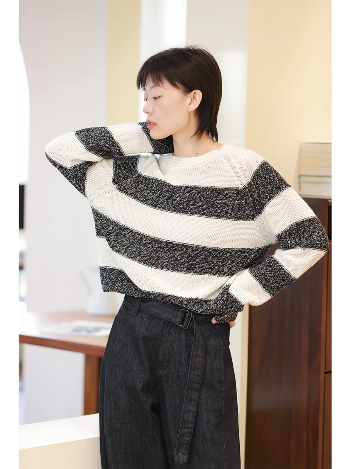 Удобная женская футболка из смесовой шерсти и хлопка с круглым вырезом, в полоску, мягкая, приятная к телу, в стиле ретро, разноцветная (черно-белая)
Удобная женская футболка из смесовой шерсти и хлопка с круглым вырезом, в полоску, мягкая, приятная к телу, в стиле ретро, разноцветная (черно-белая)