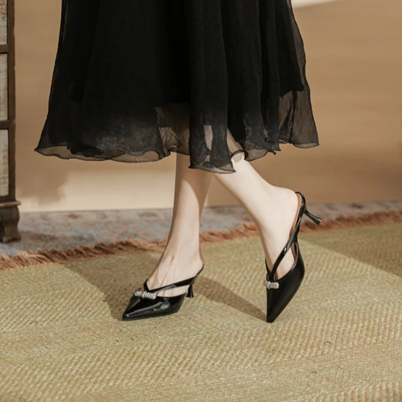 2026 женские белые лакированные кожаные туфли-лодочки на каблуке 6 см с кристаллами и бантом, острым носком и открытой спиной, повседневная обувь для вечеринок Q-833
2026 женские белые лакированные кожаные туфли-лодочки на каблуке 6 см с кристаллами и бантом, острым носком и открытой спиной, повседневная обувь для вечеринок Q-833