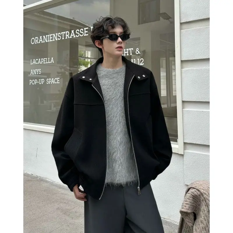 Пальто-накидка из шерстяной смеси для мужчин: модный, стильный, приталенный, городской, для ночного образа, свиданий, клубов, уютный и стильный наряд в стиле бойфренд.
Пальто-накидка из шерстяной смеси для мужчин: модный, стильный, приталенный, городской, для ночного образа, свиданий, клубов, уютный и стильный наряд в стиле бойфренд.