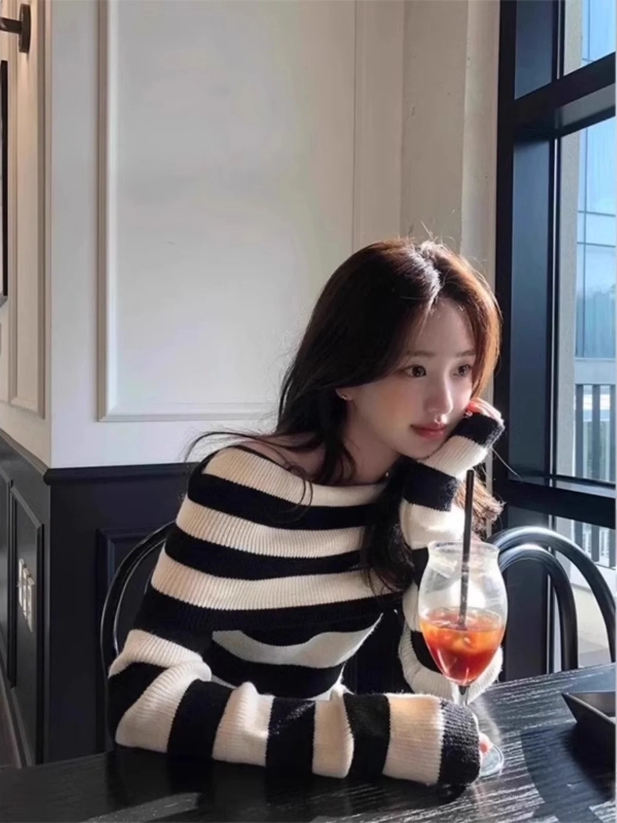 Retro Korean Style Women's Long Sleeve Knitted Shirt Slim Fit Striped One Shoulder Top Fashionable Autumn Fashion Top
Retro Korean Style Women's Long Sleeve Knitted Shirt Slim Fit Striped One Shoulder Top Fashionable Autumn Fashion Top