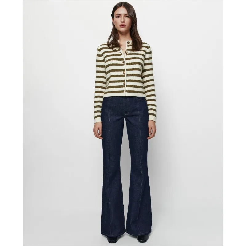 2025 New Women's Autumn New Style of Women's Casual Knit Cardigan with Buckle Stripes
2025 New Women's Autumn New Style of Women's Casual Knit Cardigan with Buckle Stripes