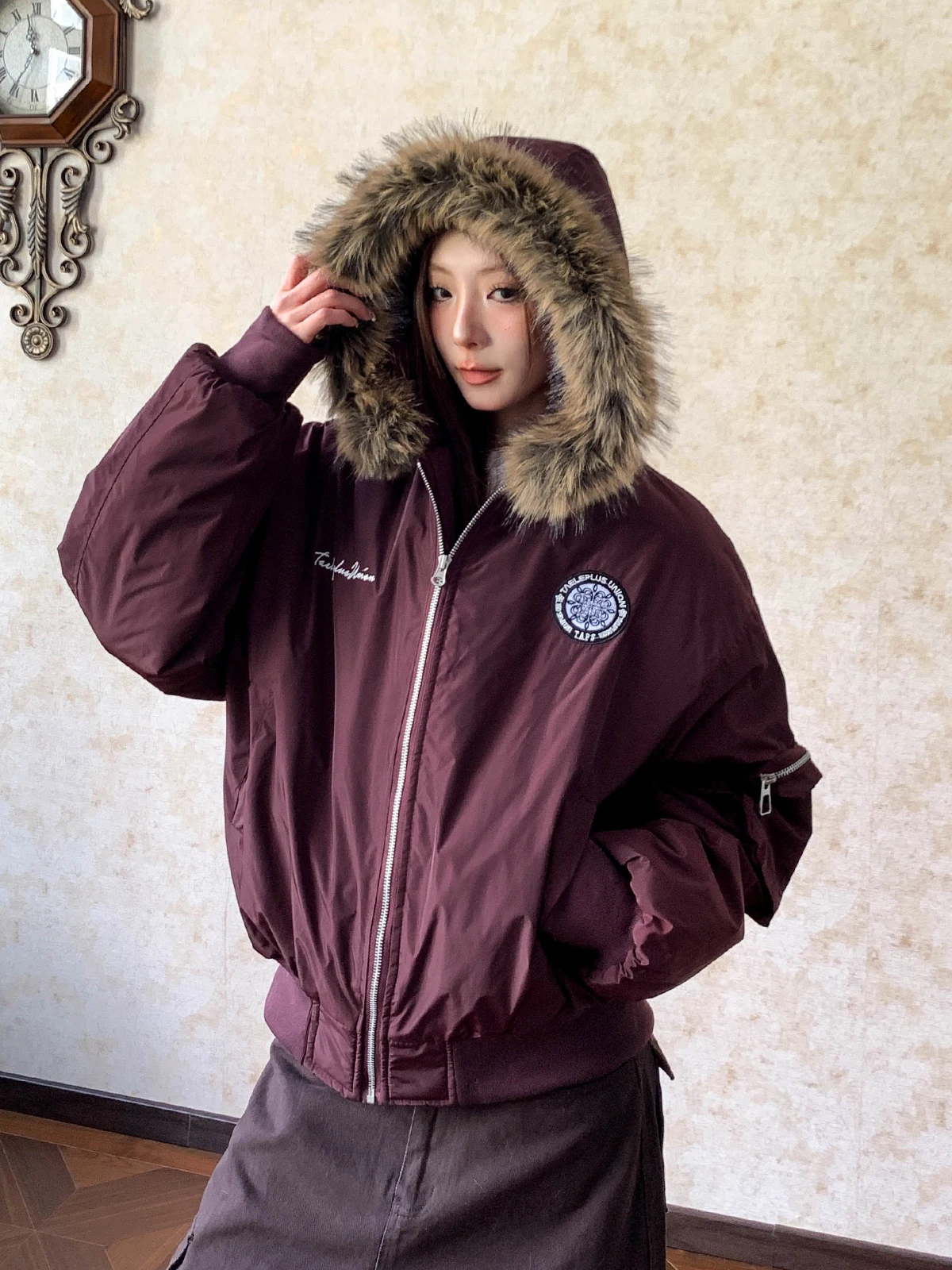 Aket American Street Sle Embroidered Bae Thiened Cotton Jaet Hooded Sika Deer Fur Collar Women's Parka Coat
Aket American Street Sle Embroidered Bae Thiened Cotton Jaet Hooded Sika Deer Fur Collar Women's Parka Coat