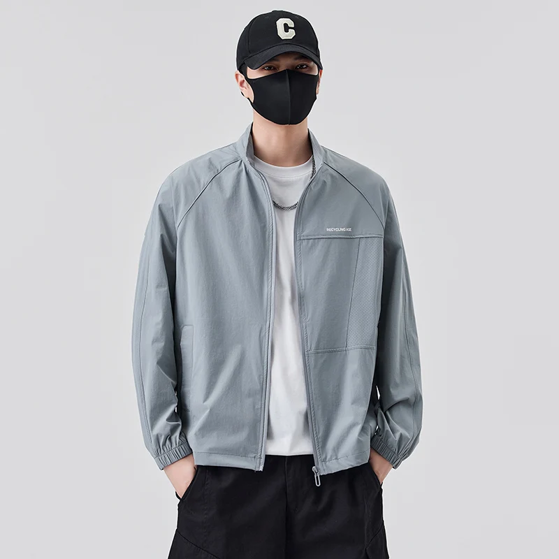 Новая мужская летняя куртка 2025 года из ледяного шелка: тонкая, с воротником-стойкой, охлаждающая, дышащая, с защитой от солнца, свободного кроя, спортивная.
Новая мужская летняя куртка 2025 года из ледяного шелка: тонкая, с воротником-стойкой, охлаждающая, дышащая, с защитой от солнца, свободного кроя, спортивная.
