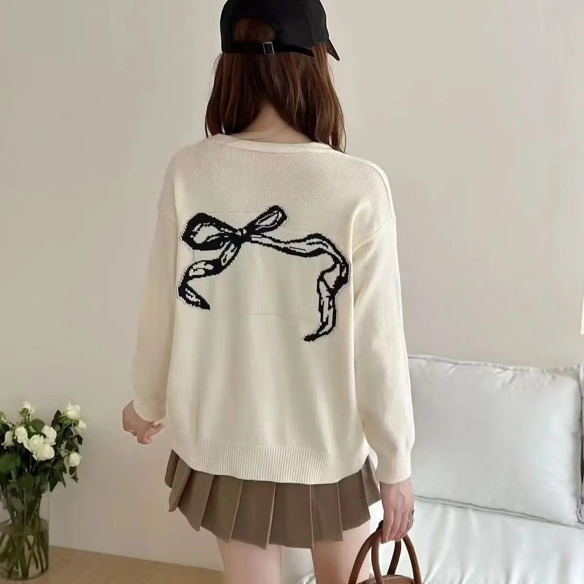 Sweet Bow Sweater Classic Knitted Cardigan Women Long Sleeve V Neck Knitted Sweater Casual Korean Female Jacket Autumn 2025 New
Sweet Bow Sweater Classic Knitted Cardigan Women Long Sleeve V Neck Knitted Sweater Casual Korean Female Jacket Autumn 2025 New