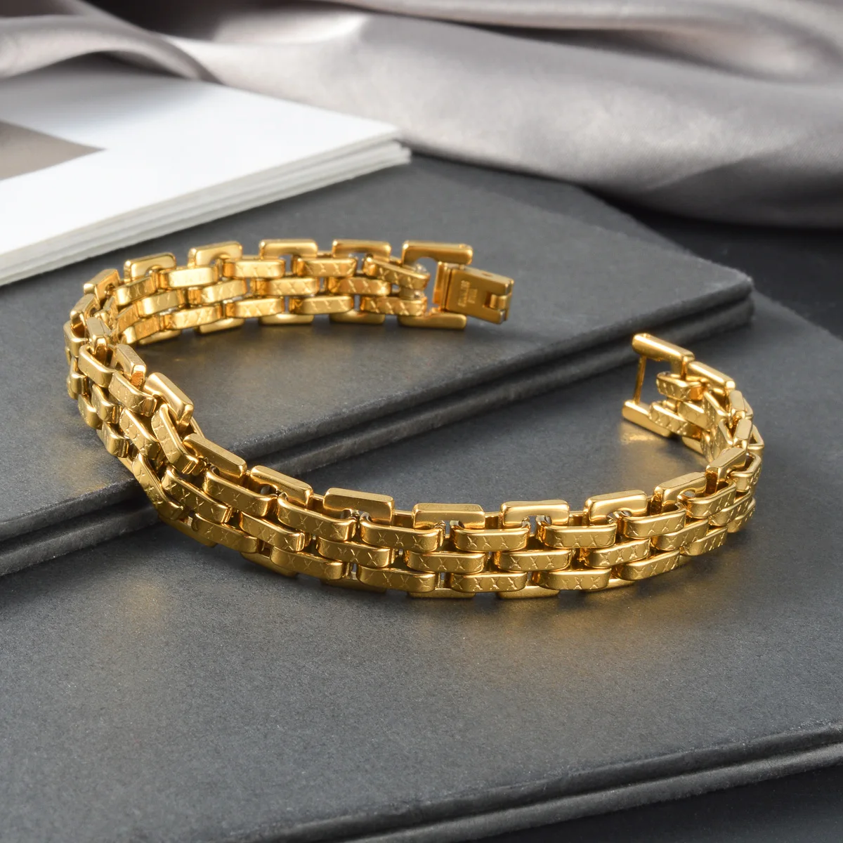 Retro Watch Band Link Bracelet Gold Plated Stainless Steel Elegant Polish Chain Classic Unique Jewelry Accessory for Women Man
Retro Watch Band Link Bracelet Gold Plated Stainless Steel Elegant Polish Chain Classic Unique Jewelry Accessory for Women Man