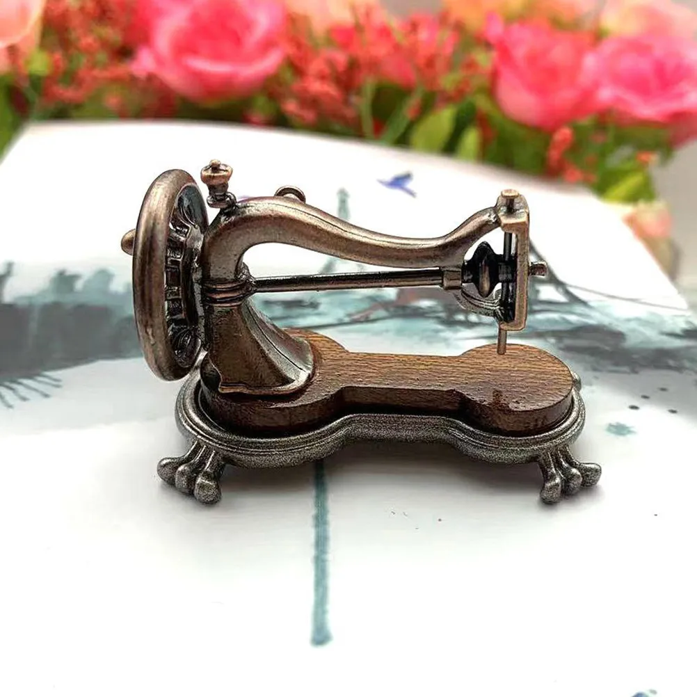 1:12 Mini Sewing Machine Vintage Style Miniature House Furnishing Accessory Elegant Compact Design for Miniature Home Decor
1:12 Mini Sewing Machine Vintage Style Miniature House Furnishing Accessory Elegant Compact Design for Miniature Home Decor