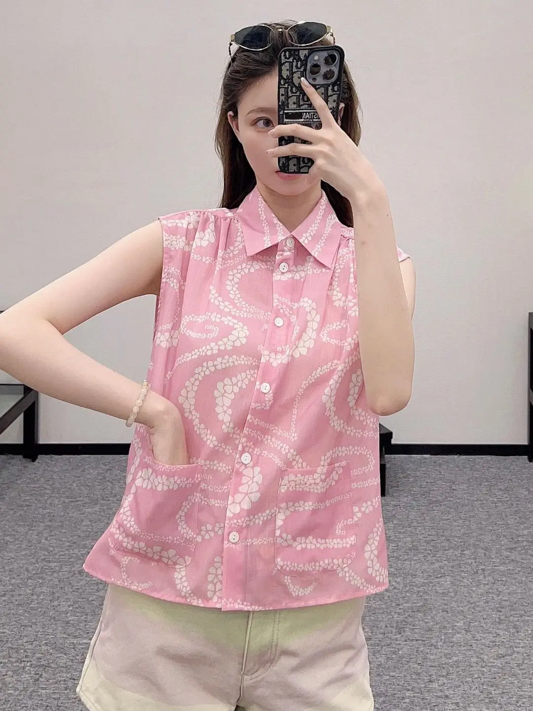 2025 Fashion Summer New Arrival Snake Print New Sleeveless Shirt for Women - Mini Polo Collar Long Sleeve Single Breasted Blouse
2025 Fashion Summer New Arrival Snake Print New Sleeveless Shirt for Women - Mini Polo Collar Long Sleeve Single Breasted Blouse