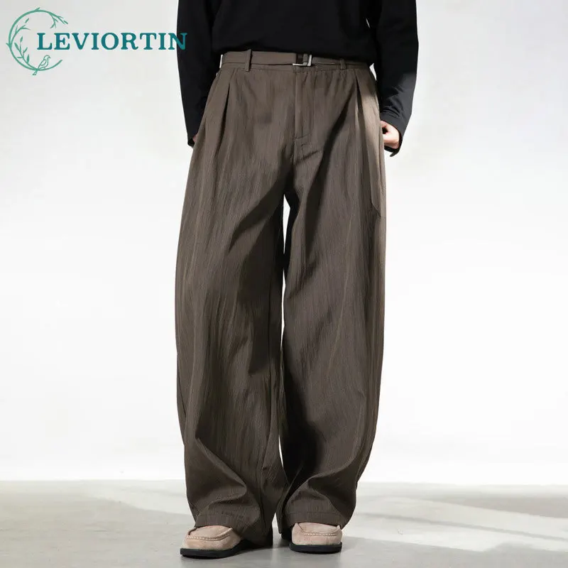 Мужские трехмерные плиссированные повседневные брюки в стиле ретро с текстурированным силуэтом, свободные и универсальные брюки прямого кроя.
Мужские трехмерные плиссированные повседневные брюки в стиле ретро с текстурированным силуэтом, свободные и универсальные брюки прямого кроя.