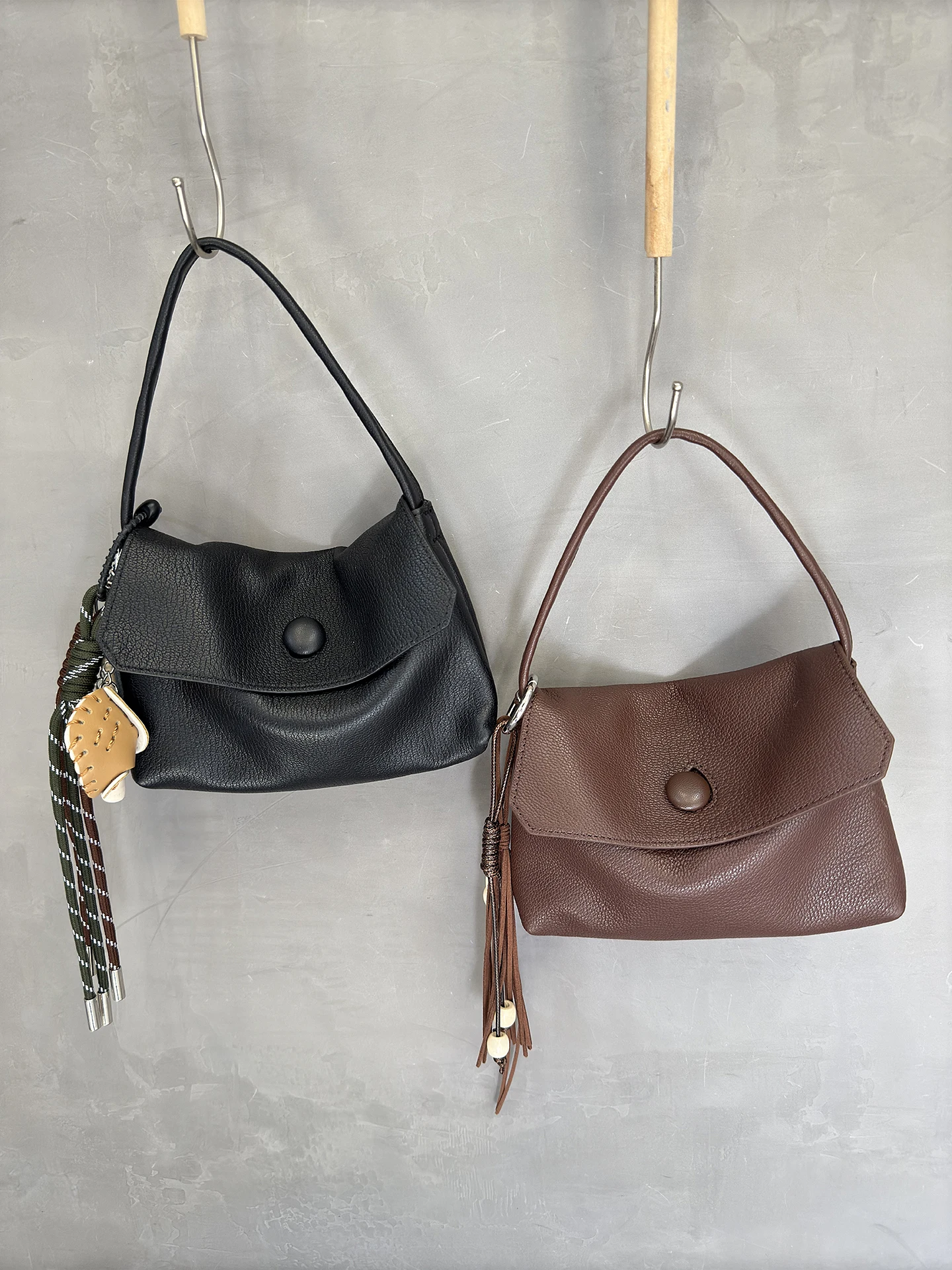 Casual Sle Top Layer Cowhide Button Handbag Women's Commuter Tote Small Square Bag Mobile Phone Bag Soft Fabric
Casual Sle Top Layer Cowhide Button Handbag Women's Commuter Tote Small Square Bag Mobile Phone Bag Soft Fabric