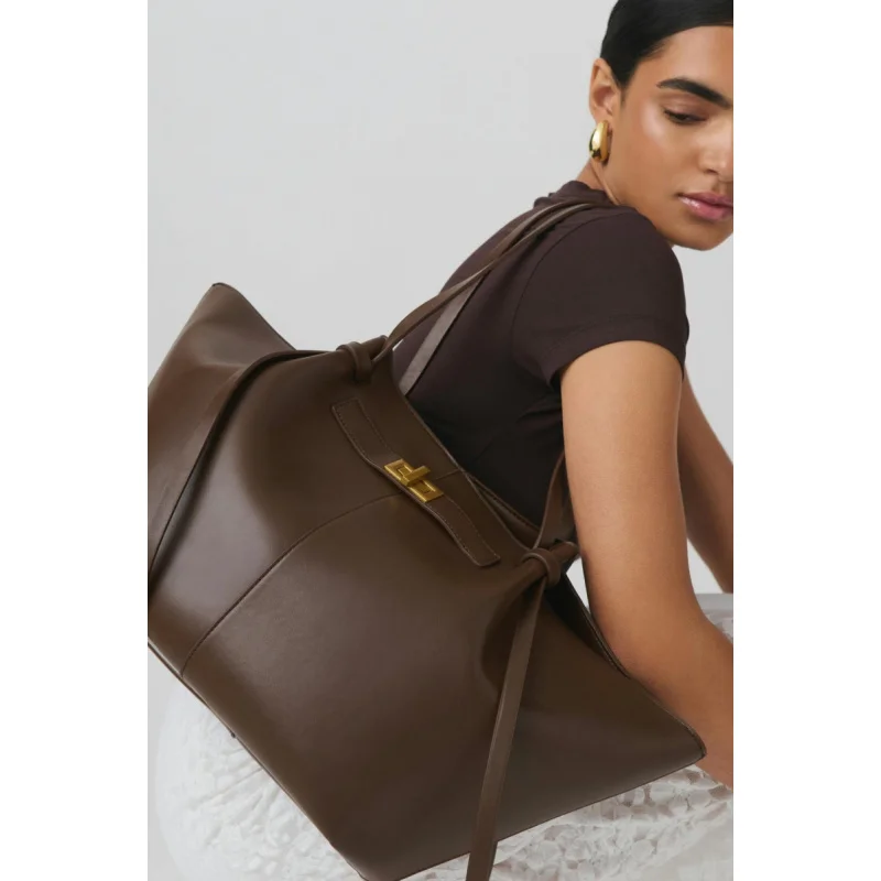 2025 Retro Women's PU Leather Shoulder Wing Bag, Fashionable Casual Handheld Tote Bag, Handheld Shoulder Bag
2025 Retro Women's PU Leather Shoulder Wing Bag, Fashionable Casual Handheld Tote Bag, Handheld Shoulder Bag