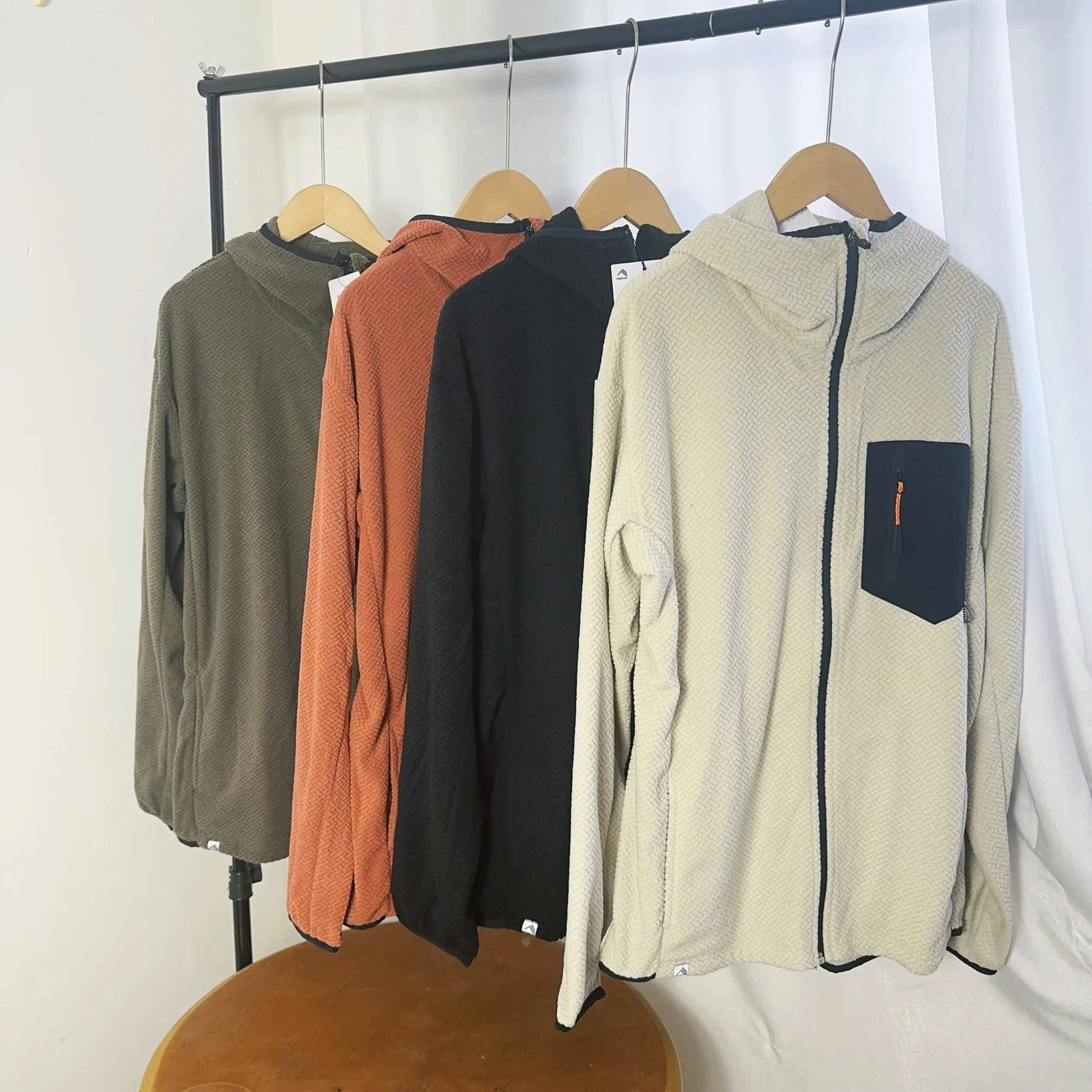 Мужская легкая теплая повседневная куртка на молнии с флисовой подкладкой из полиэстера, с капюшоном, весна-осень, новинка
Мужская легкая теплая повседневная куртка на молнии с флисовой подкладкой из полиэстера, с капюшоном, весна-осень, новинка