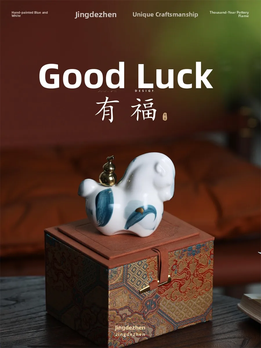Расписанные вручную сине-белые фарфоровые изделия из Цзиндэчжэня: подарок к китайскому зодиакальному году, офисные украшения, китайский амулет, для встреч или других мероприятий.
Расписанные вручную сине-белые фарфоровые изделия из Цзиндэчжэня: подарок к китайскому зодиакальному году, офисные украшения, китайский амулет, для встреч или других мероприятий.