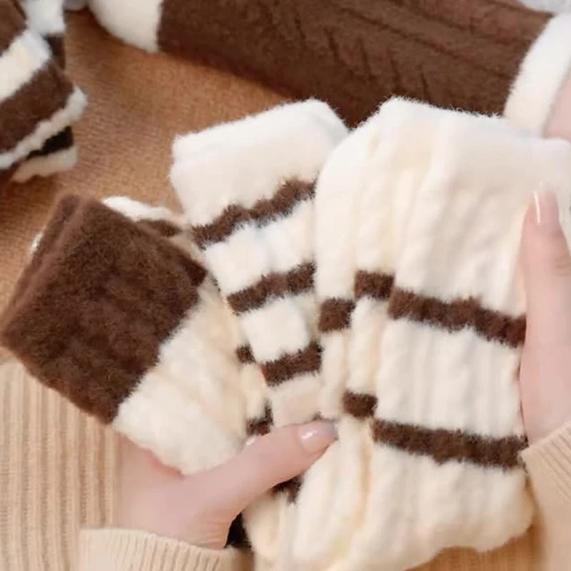 5 Pairs Ladies' Socks Set Korean Striped Harajuku Casual Versatile Comfortable Winter Thicked Warm Plush Floor Socks For Girl
5 Pairs Ladies' Socks Set Korean Striped Harajuku Casual Versatile Comfortable Winter Thicked Warm Plush Floor Socks For Girl