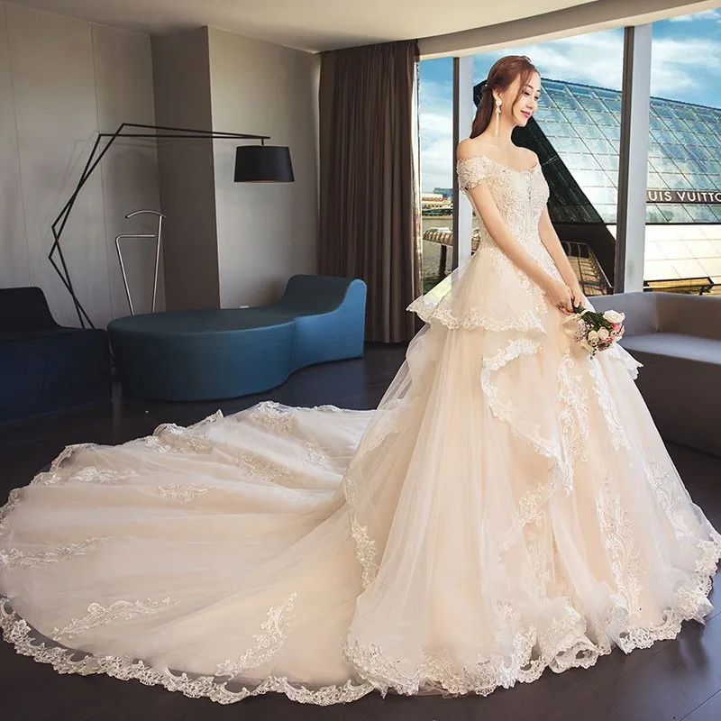 A new dreamy one-shoulder dress with train tail
A new dreamy one-shoulder dress with train tail