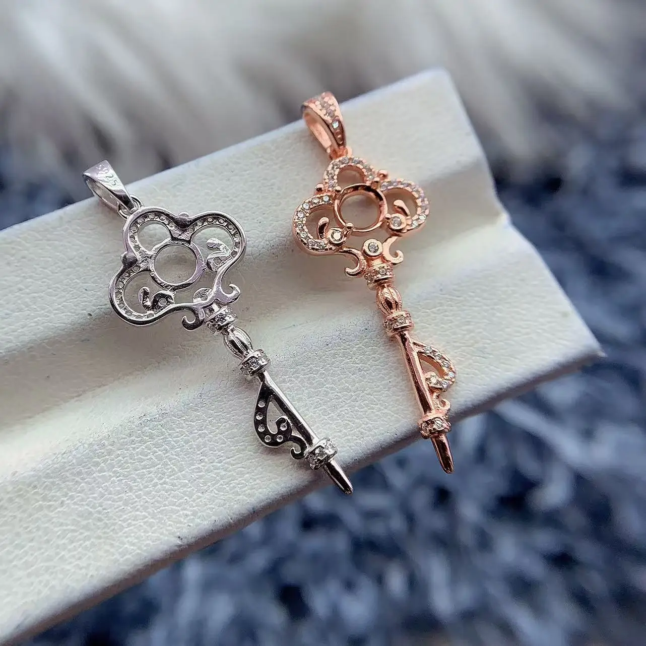 MeiBaPJ инкрустация круглый 5 мм S925 стерлингового серебра DIY пустой ключ кулон держатель женские изысканные универсальные ювелирные изделия с бриллиантами оптовая продажа 
MeiBaPJ инкрустация круглый 5 мм S925 стерлингового серебра DIY пустой ключ кулон держатель женские изысканные универсальные ювелирные изделия с бриллиантами оптовая продажа