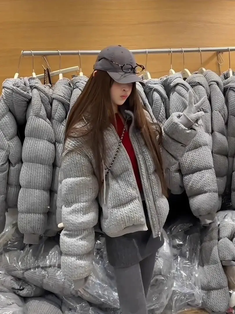 Серая короткая вязаная лоскутная хлопковая куртка с воротником-стойкой для женщин, зима 2025 года, утолщенное теплое хлопковое пальто для миниатюрных размеров
Серая короткая вязаная лоскутная хлопковая куртка с воротником-стойкой для женщин, зима 2025 года, утолщенное теплое хлопковое пальто для миниатюрных размеров