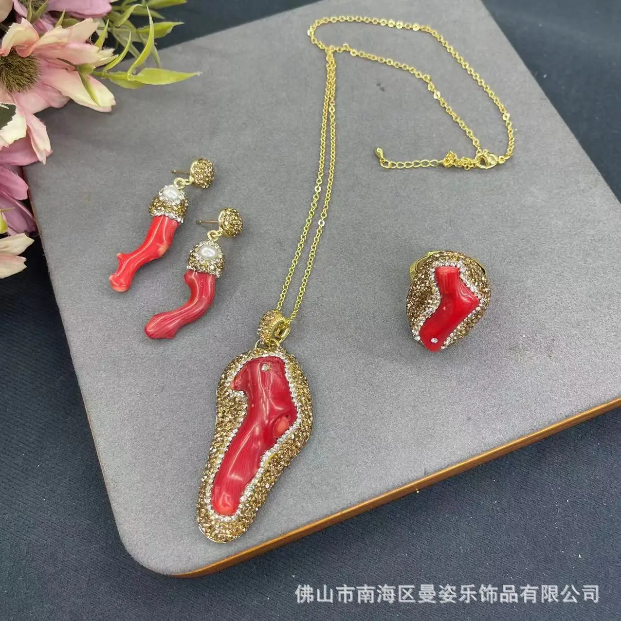 Ore new red branches inlaid with baroque amorphous natural stone factory direct jewelry sets Pendant necklace Ring earring
Ore new red branches inlaid with baroque amorphous natural stone factory direct jewelry sets Pendant necklace Ring earring