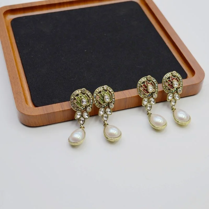 Vintage Pearl Drop Earrings with Red Crystal Accents – Antique Gold Finish for Elegant Occasions”
Vintage Pearl Drop Earrings with Red Crystal Accents – Antique Gold Finish for Elegant Occasions”