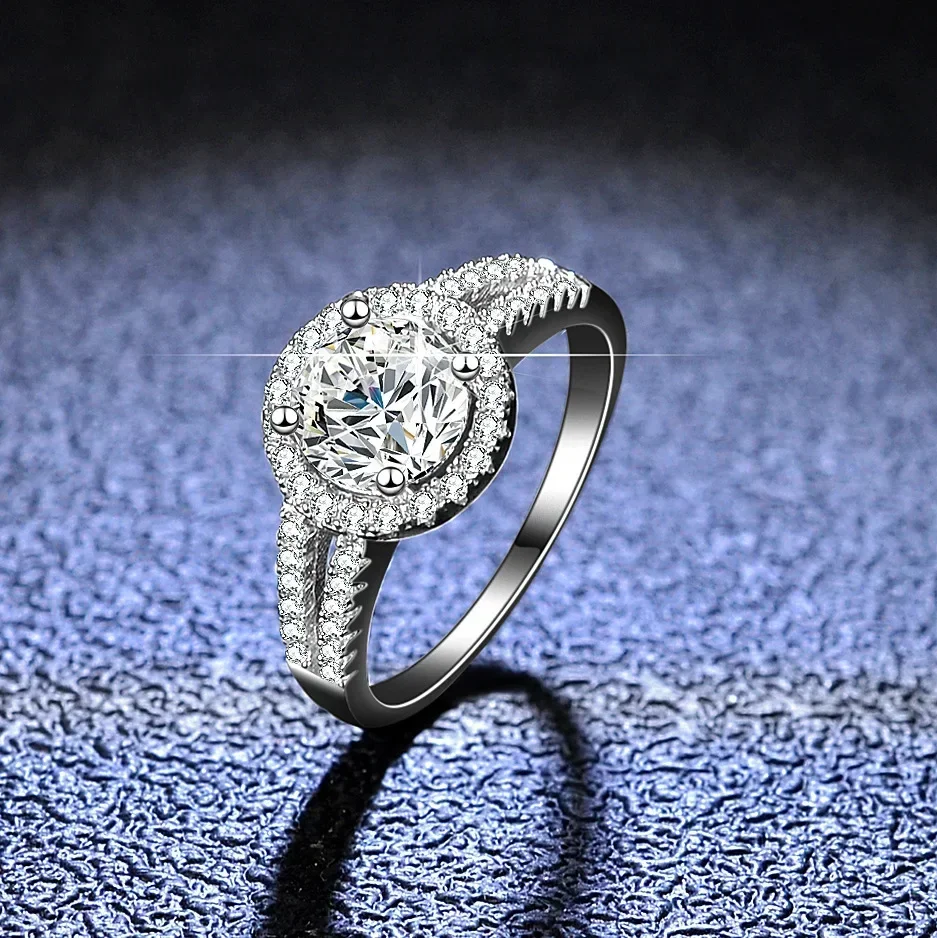 White Gold Moissanite Diamond Ring V Round Wrap 25 Sterling Silver Rings for Women Diamond Set One Carat Ring Jewelry PT950
White Gold Moissanite Diamond Ring V Round Wrap 25 Sterling Silver Rings for Women Diamond Set One Carat Ring Jewelry PT950
