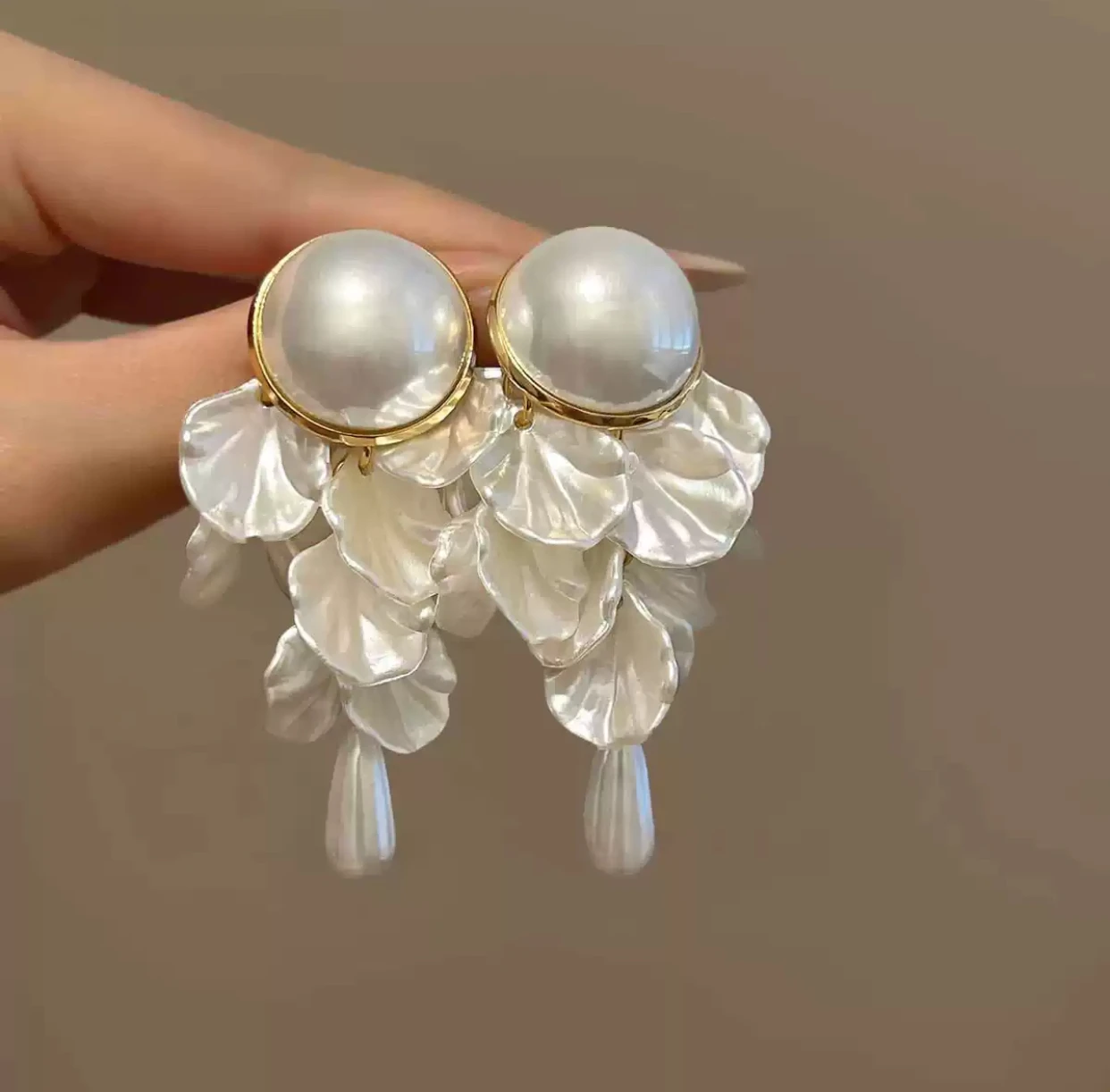 6*4.6 cm French white shell petal pearl earrings super fairy exaggerated temperament earrings high-end gentle 2025 new hot sale
6*4.6 cm French white shell petal pearl earrings super fairy exaggerated temperament earrings high-end gentle 2025 new hot sale