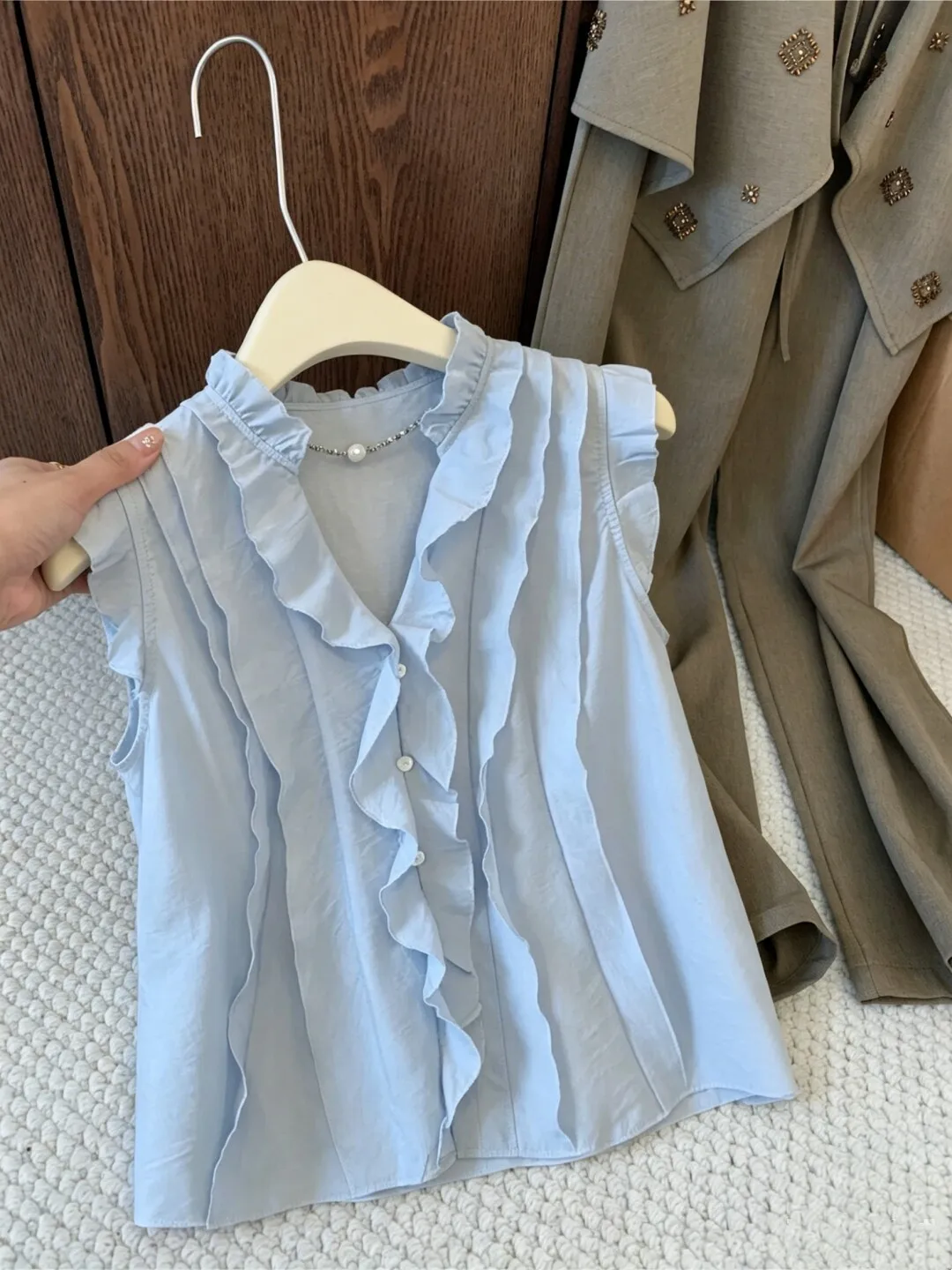 Chic V-neck Short-sleeved Women's Blouse Lace Trim Flounce Sleeve Shantung Top Commute Style Summer Fashion Anti-wrinkle
Chic V-neck Short-sleeved Women's Blouse Lace Trim Flounce Sleeve Shantung Top Commute Style Summer Fashion Anti-wrinkle