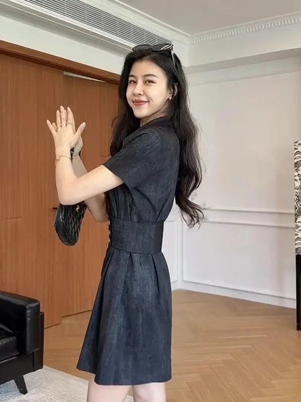 plus Size Collar Shirt Dress Women's Hong Kong Style Slimming Waist Design Summer Fashionable Casual Mid-Length Skirt
plus Size Collar Shirt Dress Women's Hong Kong Style Slimming Waist Design Summer Fashionable Casual Mid-Length Skirt