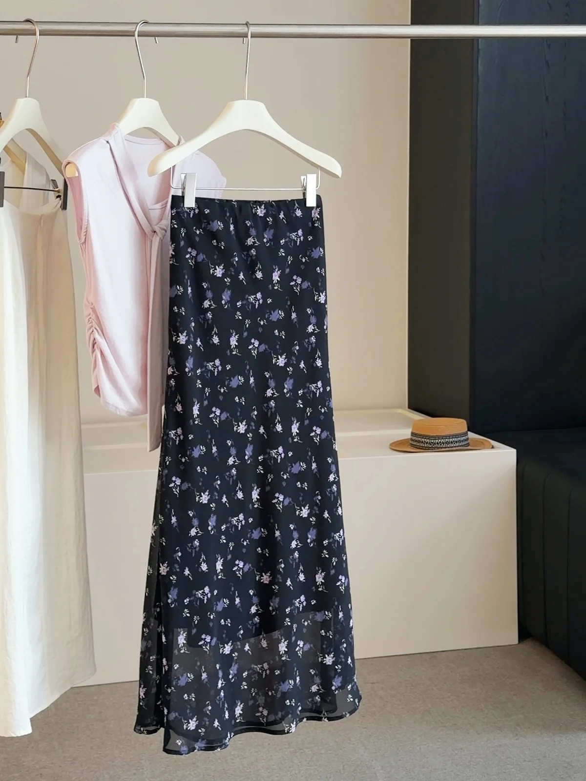 Harajuku Chic Black Floral Print Chiffon Maxi Skirt Elastic Waist A-line Casual Skirt For Women Elegant French Countryside Garde
Harajuku Chic Black Floral Print Chiffon Maxi Skirt Elastic Waist A-line Casual Skirt For Women Elegant French Countryside Garde