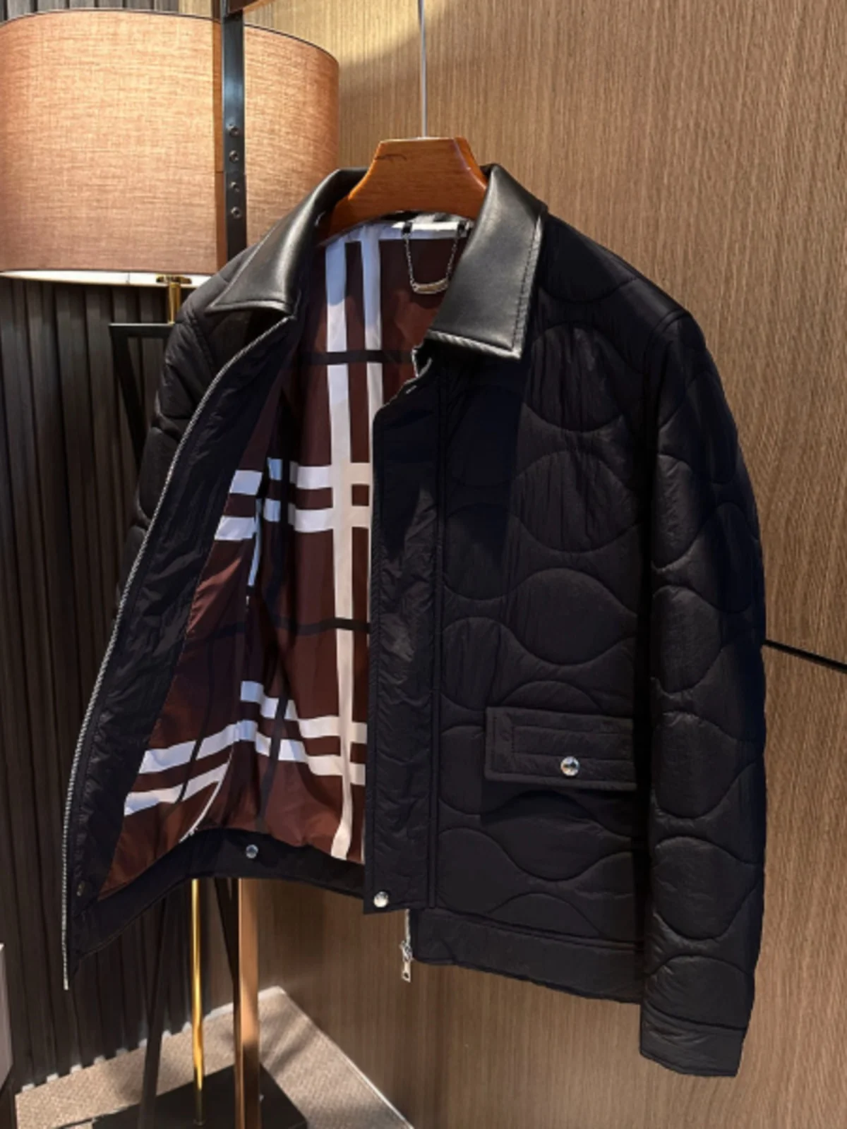 Ele Gentleman, зимнее легкое мужское хлопковое джато с теплым воротником, кожаное модное городское пальто с воротником
Ele Gentleman, зимнее легкое мужское хлопковое джато с теплым воротником, кожаное модное городское пальто с воротником