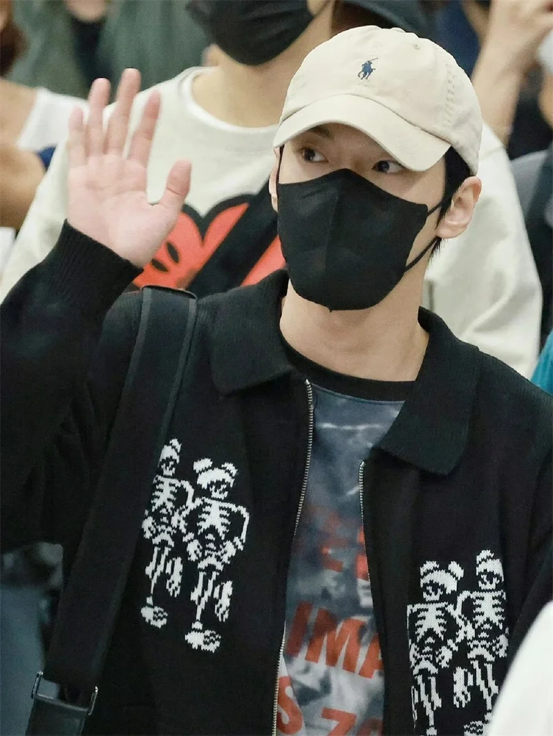 Корейский женский вязаный свитер-кардиган на молнии с узором «скелет», весна-осень-зима, теплый, свободный крой, длинный рукав
Корейский женский вязаный свитер-кардиган на молнии с узором «скелет», весна-осень-зима, теплый, свободный крой, длинный рукав