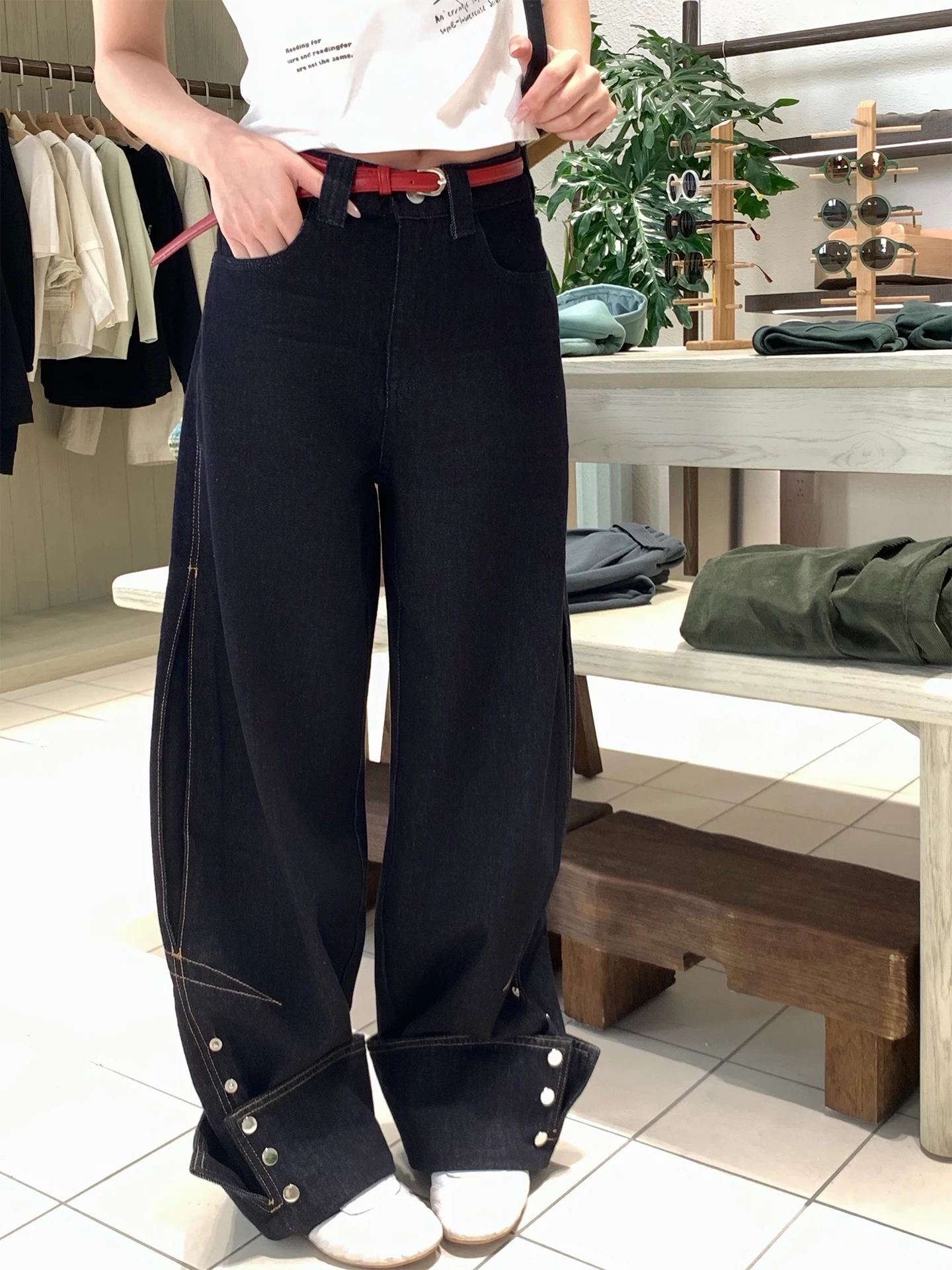 Black Wide Leg Jeans Women's Loose Fit Drapey Feel Casual Street Style Long Pants Straight Cut Natural Waist Zipper Closure
Black Wide Leg Jeans Women's Loose Fit Drapey Feel Casual Street Style Long Pants Straight Cut Natural Waist Zipper Closure