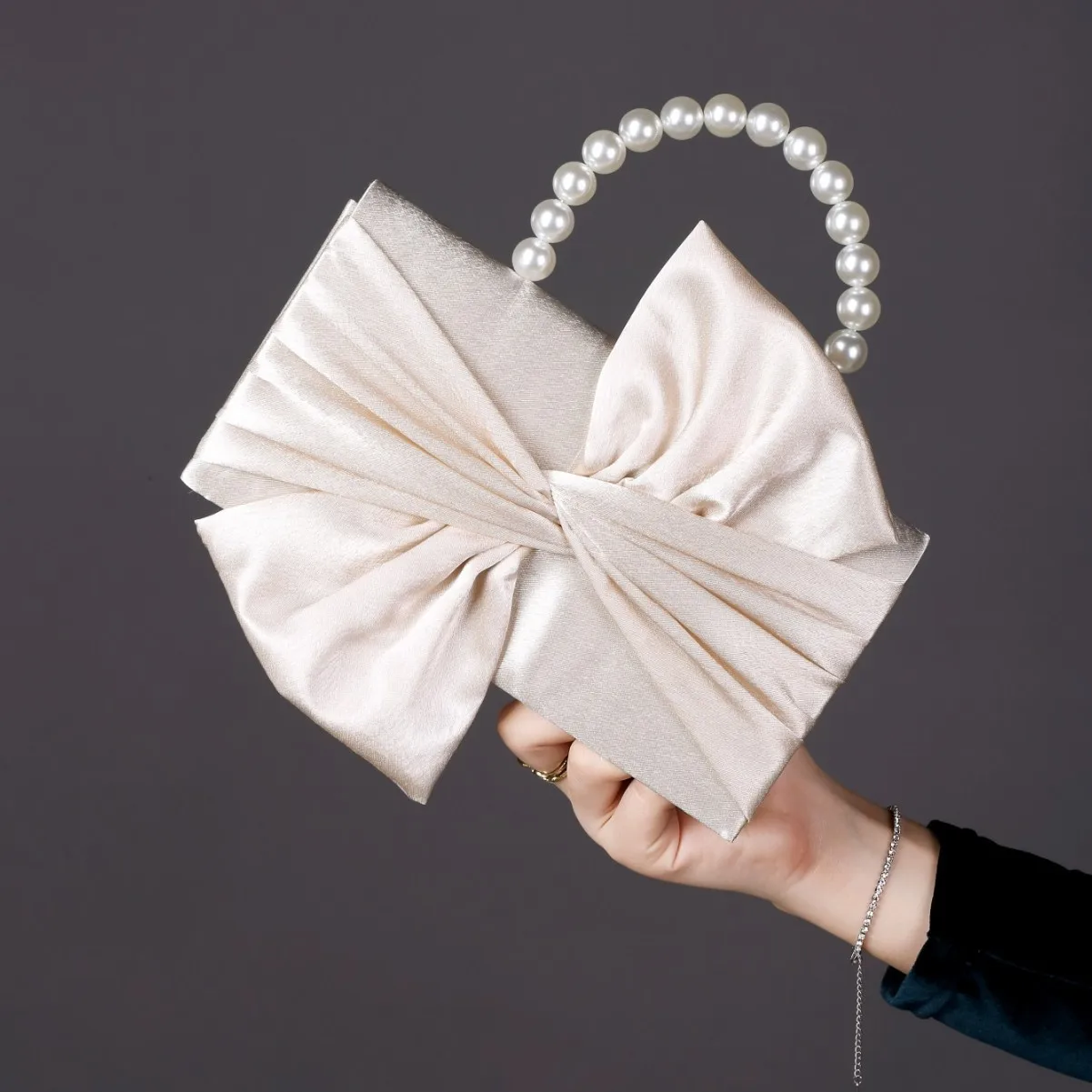 Женская элегантная складная сумка с бантом, великолепная сумка на одно плечо с цепочкой и жемчужной ручкой, вечерние, свадебные, банкетные, вечерние клатчи
Женская элегантная складная сумка с бантом, великолепная сумка на одно плечо с цепочкой и жемчужной ручкой, вечерние, свадебные, банкетные, вечерние клатчи