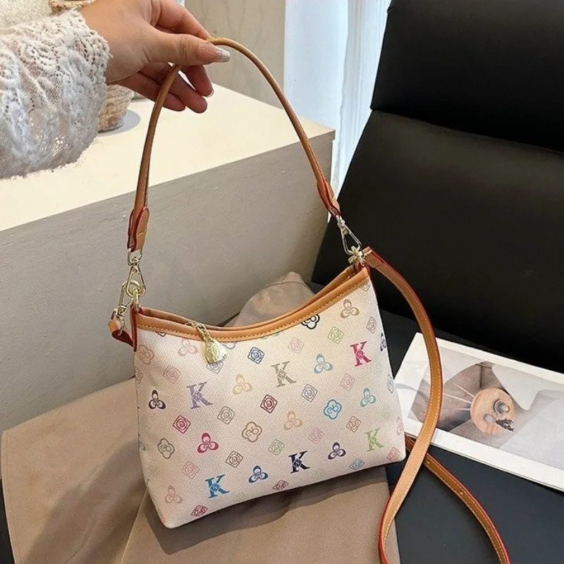 Trendy Designer Tote Bag Minimalist With Letter Logo Also Serves As A Large Capacity And Functional Diaper Bag
Trendy Designer Tote Bag Minimalist With Letter Logo Also Serves As A Large Capacity And Functional Diaper Bag