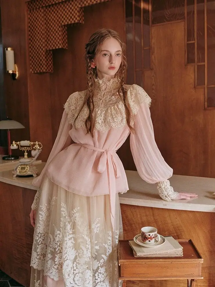 Элегантный сладкий комплект из 2 предметов во французском стиле, женская винтажная кружевная лоскутная блузка с длинными рукавами, топ, сетчатая юбка, костюм, женская одежда в стиле Лолиты
Элегантный сладкий комплект из 2 предметов во французском стиле, женская винтажная кружевная лоскутная блузка с длинными рукавами, топ, сетчатая юбка, костюм, женская одежда в стиле Лолиты