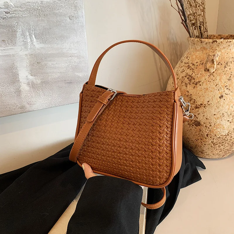 Сумка женская Bag2024Осенняя новая тканая сумка Универсальная простая модная сумка через плечо в стиле ретро
Сумка женская Bag2024Осенняя новая тканая сумка Универсальная простая модная сумка через плечо в стиле ретро
