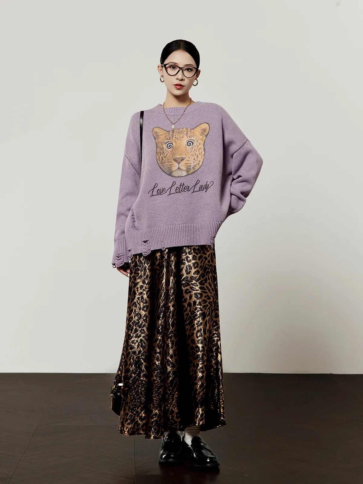 Свободный повседневный фиолетовый свитер для женщин, новинка весенней коллекции, топ с круглым вырезом, бренд Zhou Li Wu, серия Hidden, вязаный, с длинными рукавами
Свободный повседневный фиолетовый свитер для женщин, новинка весенней коллекции, топ с круглым вырезом, бренд Zhou Li Wu, серия Hidden, вязаный, с длинными рукавами