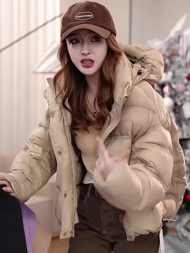 Winter New Style EXJR2025 Women's Warmth Hat Duck down Jacket Coat Milk Tea Color High-End Feeling Commute Style Short Length
Winter New Style EXJR2025 Women's Warmth Hat Duck down Jacket Coat Milk Tea Color High-End Feeling Commute Style Short Length