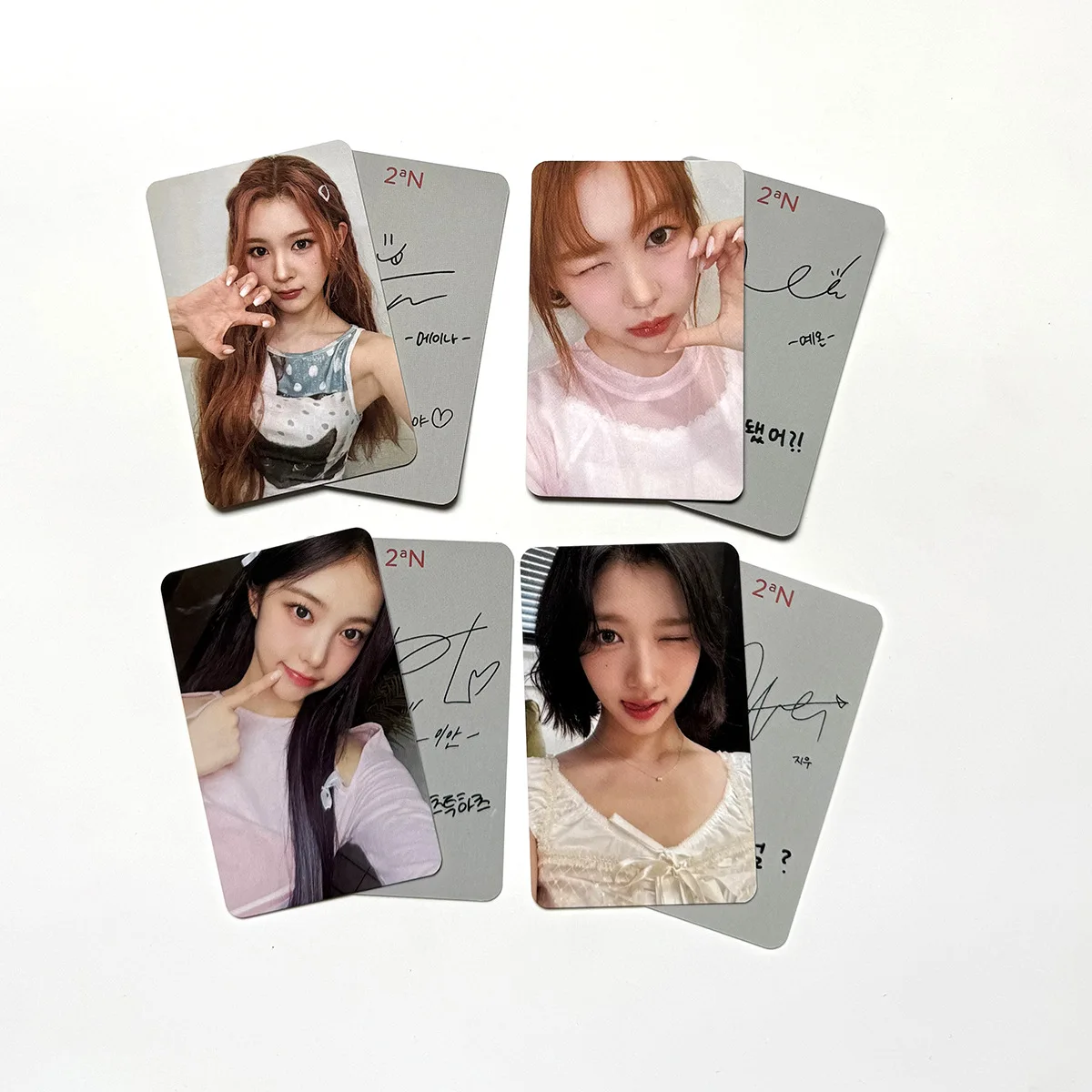 8Pcs/Set Idol Hearts2Hearts New Series Periphery Lomo Cards Postcards Jiwoo Carmen Yuha Juun Ana Ian Yeon Stella Fans Gifts
8Pcs/Set Idol Hearts2Hearts New Series Periphery Lomo Cards Postcards Jiwoo Carmen Yuha Juun Ana Ian Yeon Stella Fans Gifts