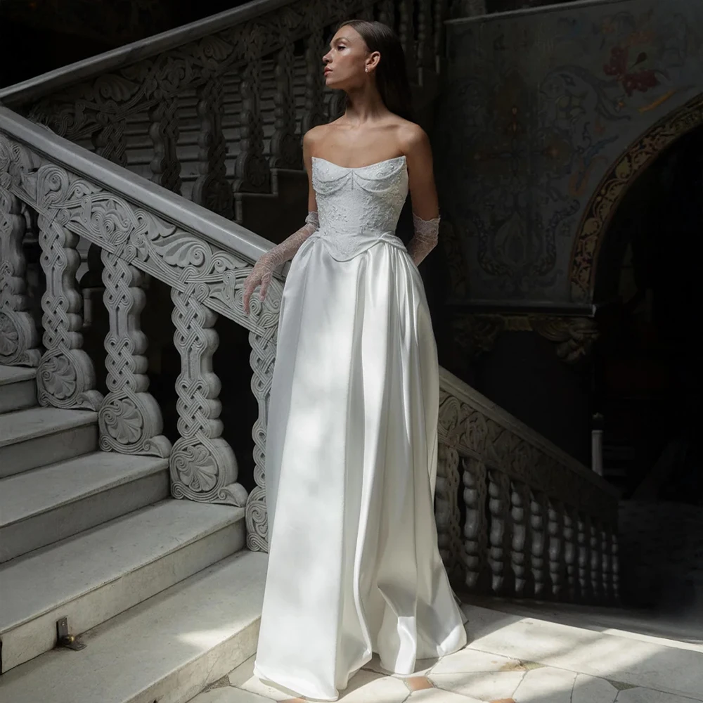 Customized Satin Wedding Dress with Court Train and Handmade Lace Bodice Classic Bridal Dress for Traditional Wedding Ceremony
Customized Satin Wedding Dress with Court Train and Handmade Lace Bodice Classic Bridal Dress for Traditional Wedding Ceremony